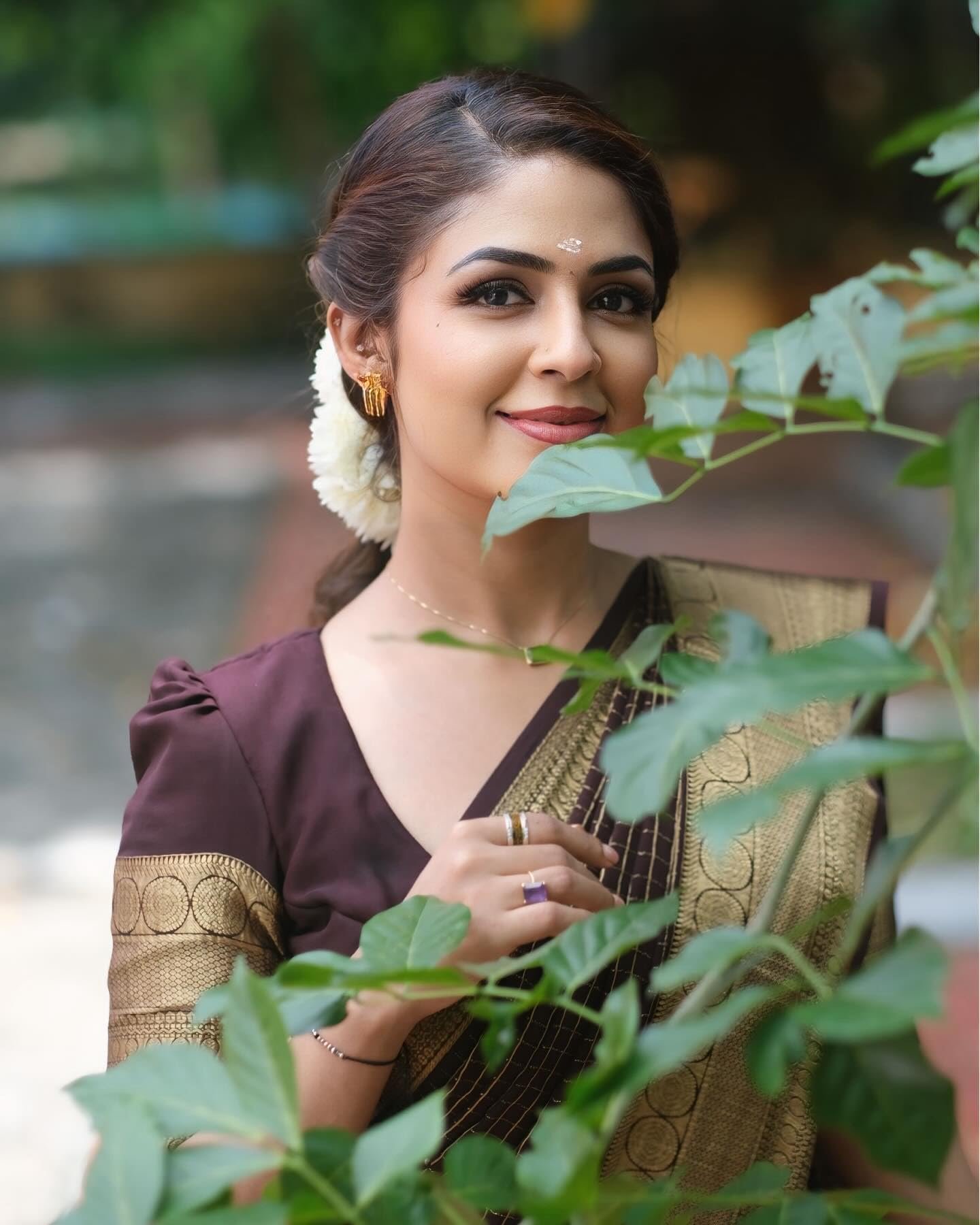 Sugathari Women's Burgundy Banarasi Kanchipuram Art Silk Saree for Women – Traditional Wedding & Party Saree with Blouse Piece – Ethnic Indian Silk Saree for Bridal, Festive (KS-155-Burgundy) - Image 3