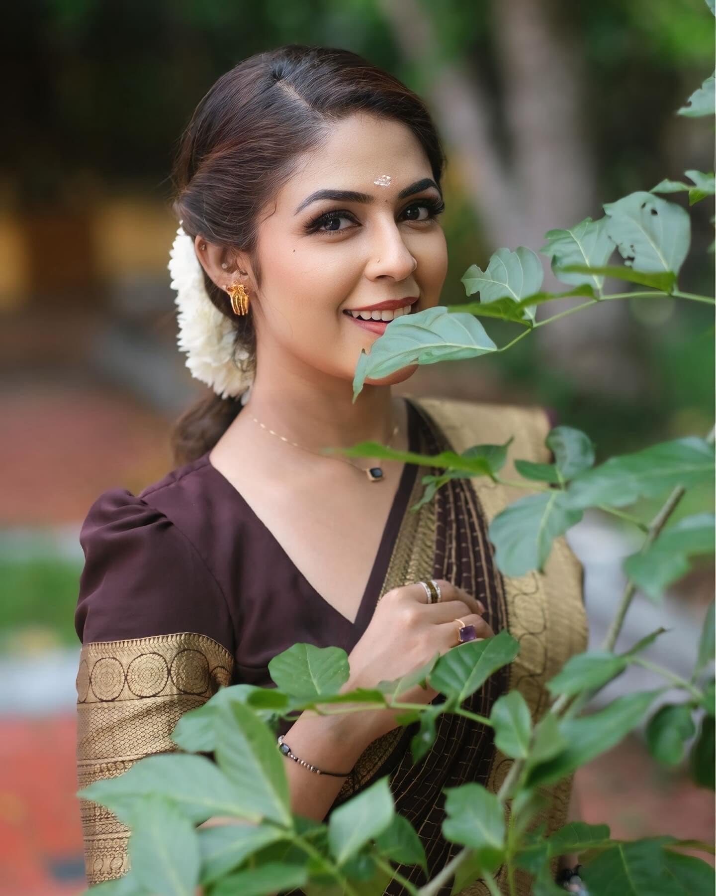 Sugathari Women's Burgundy Banarasi Kanchipuram Art Silk Saree for Women – Traditional Wedding & Party Saree with Blouse Piece – Ethnic Indian Silk Saree for Bridal, Festive (KS-155-Burgundy) - Image 2